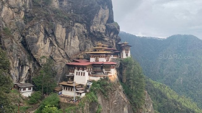 The Tiger's Nest atau Taktsang di Lembah Paro  [Cherie (IG: _never__stop__exploriiing_]