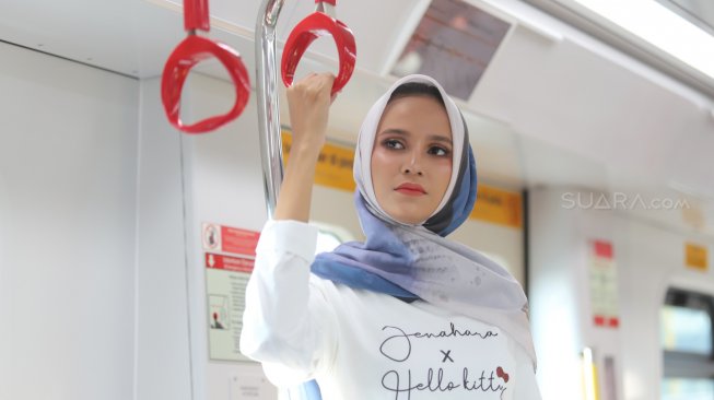 Model memperagakan busana dalam acara Jakarta Fashion & Food Festival (JFFF) 2019 di dalam gerbong LRT Jakarta jurusan Stasiun Velodrome menuju Stasiun Boulevard Utara, di Jakarta, Selasa (13/8). [Suara.com/Arya Manggala]
