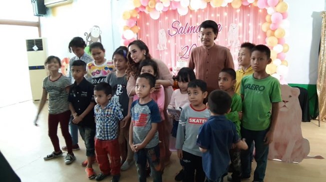 Salmafina Sunan juga mengundang sejumlah anak yatim di perayaan ultahnya yang ke-20 di kawasan Kemang, Jakarta Selatan, Selasa (13/8/2019). [Revi C Rantung/Suara.com]