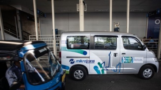 Angkot Jak-Lingko rute Tanah Abang - Kota yang dilengkapi dengan pendingin udara (AC) menunggu penumpang di kawasan Tanah Abang, Jakarta, Jumat (12/7/2019). Pemprov DKI Jakarta menargetkan 12.500 angkutan kota (angkot) Jak-Lingko akan dilengkapi AC pada 2019 untuk lebih memberikan kenyamanan kepada para penumpang [ANTARA FOTO/Aprillio Akbar/pd].