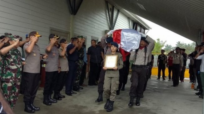 Kapolda Papua Irjen Polisi Rudolf Rodja bersama sejumlah pejabat utama Polda Papua dan Kodam XVII/Cenderawasih memberikan penghormatan kepada jenazah Brigadir Polisi Anumerta Hedar di Bandara Mozes Kilangin Timika, Selasa (13/8). (ANTARA News Papua/Evarianus Supar)