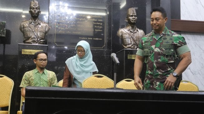 Kepala Staf TNI Angkatan Darat (Kasad) Jenderal TNI Andika Perkasa memberikan keterangan terkait polemik taruna Akmil Enzo Zenz Allie di Mabes TNI AD, Jakarta, Selasa (13/8).[Suara.com/Arya Manggala]