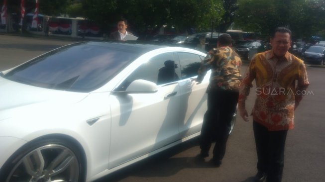 Bambang Soesatyo, Ketua DPR gunakan Tesla saat menghadap Presiden Joko Widodo [Suara.com/Ummi Hadyah Saleh].