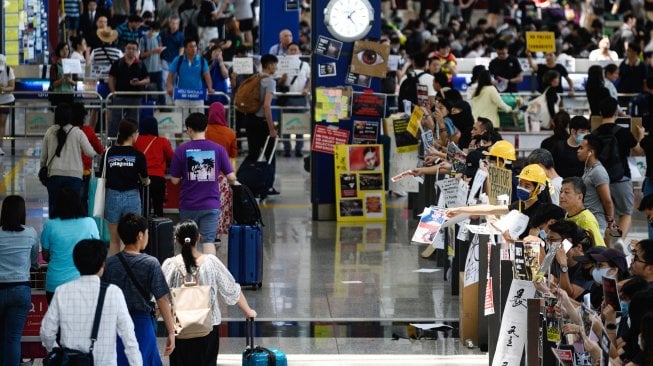 Suasana di Bandara Internasional Hong Kong, Cina, Selasa (13/8). [Philip FONG / AFP]
