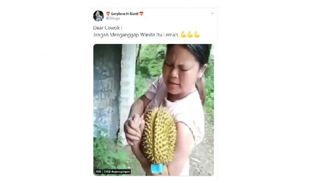 Greget Abis, Wanita Ini Buka Durian Cuma Pakai Tangan Kosong