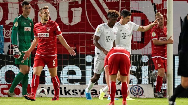 Striker Bayern Munich Robert Lewandowski (kedua kanan) melakukan selebrasi setelah mencetak gol ke gawang Energie Cottbus di Piala Jerman. Odd ANDERSEN / AFP