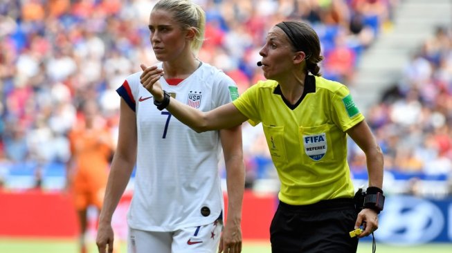 Wasit wanita asal Prancis, Stephanie Frappart saat menjadi wasit di Piala Dunia Wanita 2019. (Philippe DESMAZES / AFP)