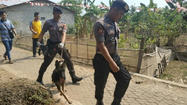 Cari Jejak Pelaku Pembantaian Satu Keluarga, Anjing Pelacak Dikerahkan