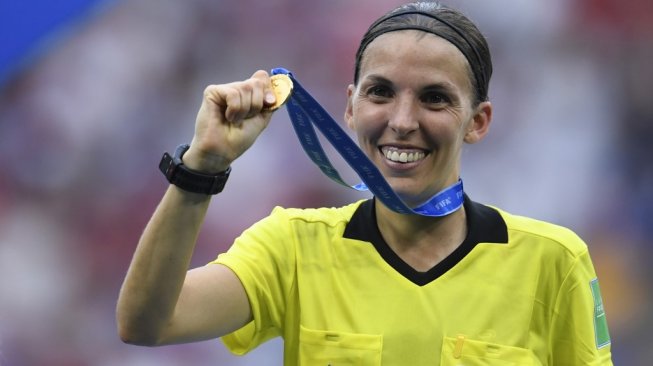 Stephanie Frappart menunjukkan medali saat memimpin pertandingan Final Piala Dunia Wanita, Amerika Serikat vs Belanda, di Stadion Lyon, Prancis, 7 Juli 2019. (CHRISTOPHE SIMON / AFP)