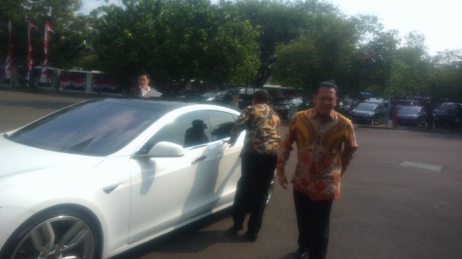 Momen Ketua DPR Bambang  Soesatyo  Pamer Mobil  Listrik Tesla  