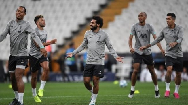 Mohamed Salah (tengah) dan pemain Liverpool lainnya melakukan sesi latihan sebelum menghadapi Chelsea di Piala Super Eropa di  Besiktas Park stadium. Ozan KOSE / AFP