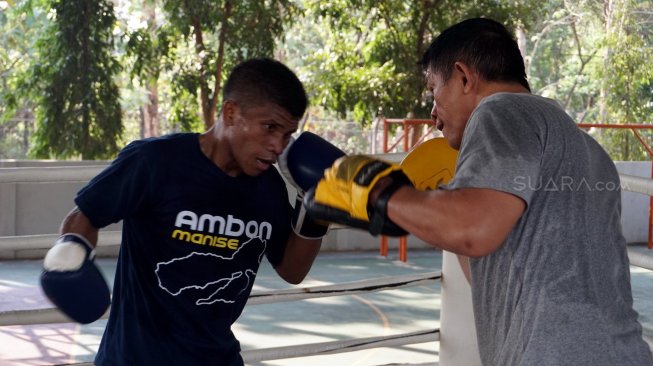 Petinju Indonesia Ongen Saknosiwi (kiri) menjalani latihan dengan pelatih Zulfren Saragih di Dirgantara Boxing Camp, Mabes TNI-AU, Cilangkap, Jakarta Timur, Rabu (14//8/2019). [Suara.com/Arief Apriadi]