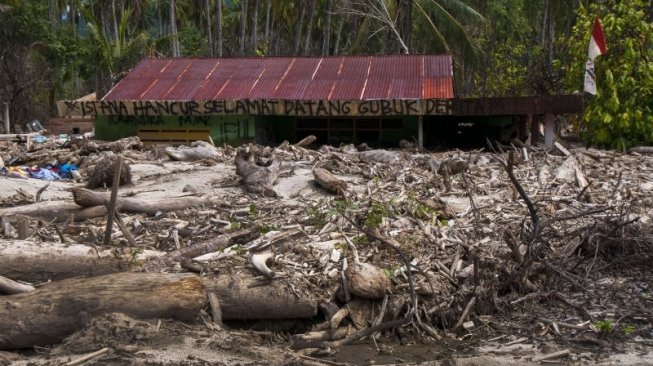 Banjir Terjang Sigi, Jalan Aspal Ratusan Meter Terbawa Arus