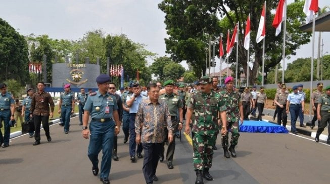 Wapres JK saat berpidato dalam acara Pembekalan Program Kegiatan Bersama Kejuangan Sesko TNI, Sespimti Polri, Seskoad, Seskoal, dan Sespimen Polri TA 2019. (Dok. Satwapres).