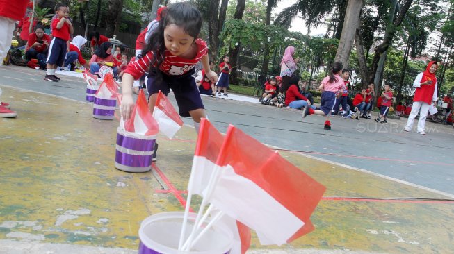 Sejumlah murid TK Negeri Tegal mengikuti lomba di Taman Menteng, Jakarta, Rabu (14/8). [Suara.com/Oke Atmaja]