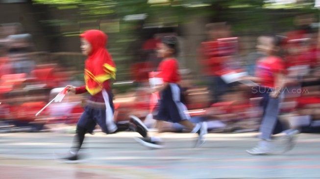 Sejumlah murid TK Negeri Tegal mengikuti lomba di Taman Menteng, Jakarta, Rabu (14/8). [Suara.com/Oke Atmaja]