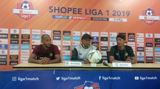 Pelatih Tira-Persikabo Rahmad Darmawan (tengah) dan pemainnya Lloris Arnaud (kiri) dalam jumpa pers sehari jelang pertandingan kontra Bali United. [Suara.com/Adie Prasetyo]