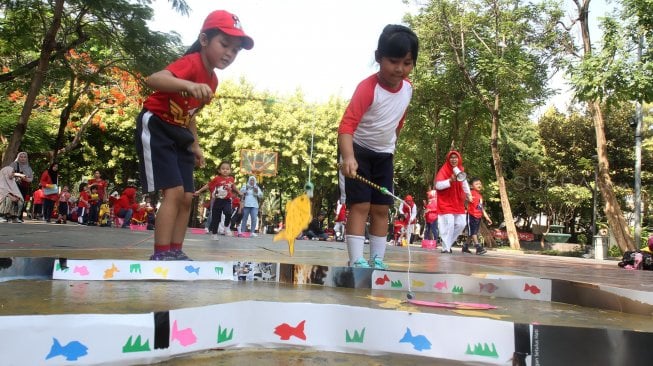 Sejumlah murid TK Negeri Tegal mengikuti lomba di Taman Menteng, Jakarta, Rabu (14/8). [Suara.com/Oke Atmaja]