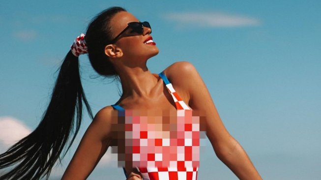 Baju renang rancangan Miss Croatia. (Instagram/@knolldoll)