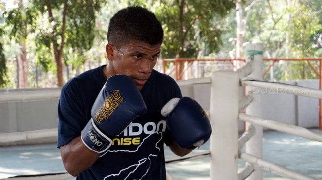 Petinju Indonesia Ongen Saknosiwi menjalani latihan di Dirgantara Boxing Camp, Mabes TNI-AU, Cilangkap, Jakarta Timur, Rabu (14//8/2019). [Suara.com/Arief Apriadi]