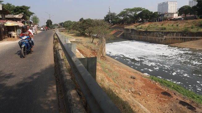 Suasana sungai Banjir Kanal Timur (BKT) yang diselimuti busa di kawasan Cipinang Muara, Jakarta, Rabu (14/8). . [Suara.com/Arya Manggala]