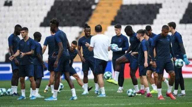 Manajer Chelsea Frank Lampard (tengah) memberikan arahan kepada pemainnya saat sesi latihan menjelang menghadapi Liverpool di Piala Super Eropa di Besiktas Park stadium. Ozan KOSE / AFP