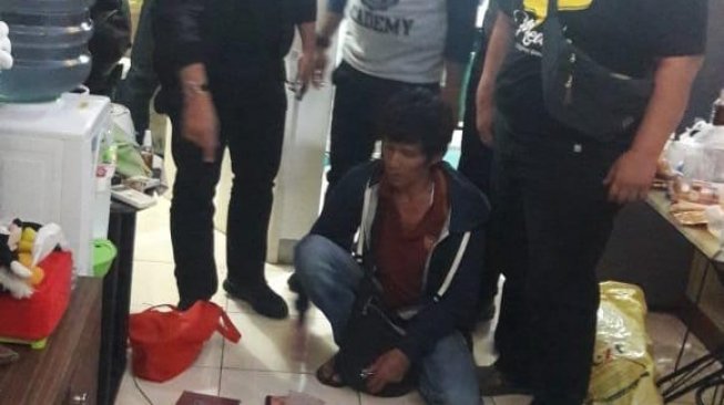 Aparat kepolisian saat menangkap jaringan bandar narkoba Aldi. (dok. polisi).