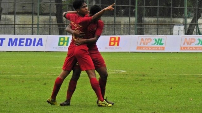 Kapten timnas Indonesia U-18 David Maulana saat merayakan gol di Piala AFF U-18 2019 bersama rekannya. [Dok. PSSI]