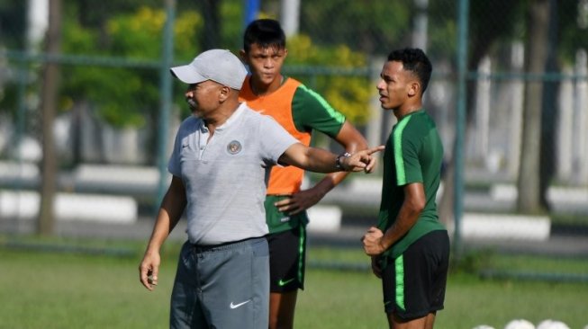 Pelatih Timnas U-18 Fakhri Husaini (kiri) memberikan arahan kepada pemainnya saat latihan di Lapangan Becamex Binh Duong, Vietnam, Selasa (13/8/2019). ANTARA FOTO/Yusran Uccang/nz (ANTARA FOTO/YUSRAN UCCANG)