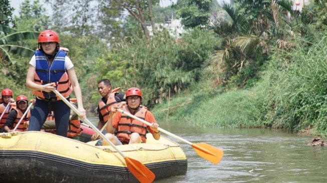 Puteri Indonesia Lingkungan 2019 Jolene Marie menyusuri Kali Pesanggrahan. [Suara.com/Madinah]