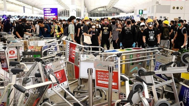 Bentrok di Bandara Hong Kong Pecah, Penerbangan Dihentikan