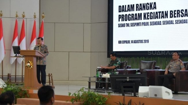 Wapres JK saat berpidato di Program Kegiatan Bersama Kejuangan Sesko TNI, Sespimti Polri, Seskoad, Seskoal, dan Sespimen Polri TA 2019. (Dok. Setwapres).