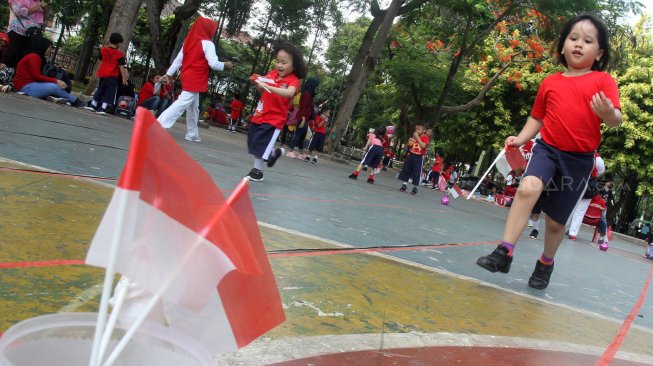 Sejumlah murid TK Negeri Tegal mengikuti lomba di Taman Menteng, Jakarta, Rabu (14/8). [Suara.com/Oke Atmaja]