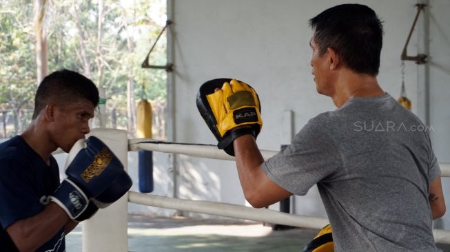 Petinju Indonesia Ongen Saknosiwi (kiri) menjalani latihan dengan pelatih Zulfren Saragih di Dirgantara Boxing Camp, Mabes TNI-AU, Cilangkap, Jakarta Timur, Rabu (14//8/2019). [Suara.com/Arief Apriadi]