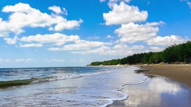 Serunya Menikmati Atraksi Matahari Terbenam di Bibir Pantai Slopeng Sumenep