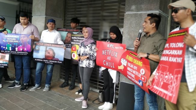 Sejumlah masyarakat sipil menggelar aksi tolak rencana Komisi Penyiaran Indonesia atau KPI untuk mengawasi YouTube, Facebook dan Netflix. (Suara.com/Yasir)