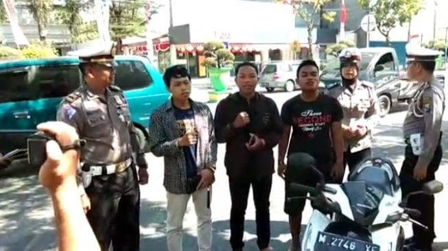 Unik, Pelanggar Lalu Lintas di Sumenep Dihukum Nyanyi Lagu Indonesia Raya