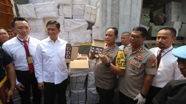 Kapolda Metro Jaya Irjen Pol Gatot Eddy Purnomo menunjukkan barang bukti saat rilis kasus penyelundupan dan barang ilegal di halaman Ditkrimsus Polda Metro Jaya, Jakarta, Rabu (14/8). [Suara.com/Arya Manggala]