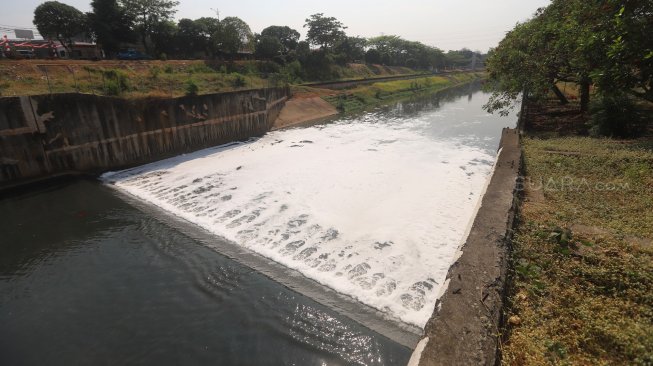 Suasana sungai Banjir Kanal Timur (BKT) yang diselimuti busa di kawasan Cipinang Muara, Jakarta, Rabu (14/8). . [Suara.com/Arya Manggala]