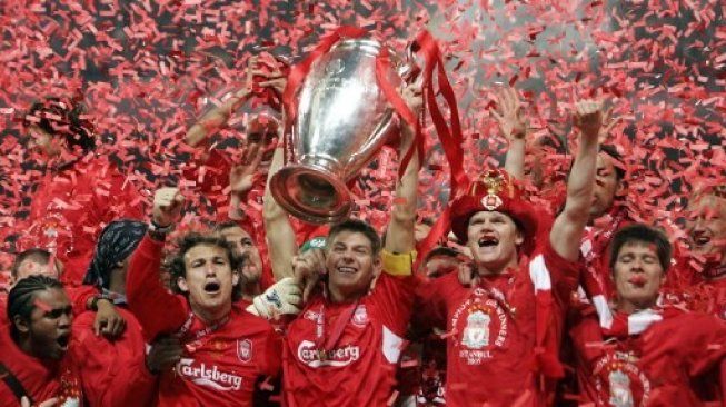 Liverpool saat merengkuh trofi Liga Champions 2005 usai mengalahkan AC Milan di partai final. (FILIPPO MONTEFORTE / AFP)