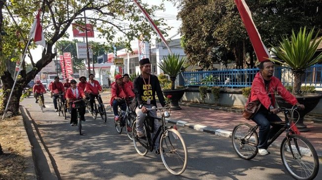 Anggota DPRD Solo Antonius Yugo Prabowo naik sepeda menuju gedung DPRD naik sepeda ontel. (Suara.com/Ari Purnomo).