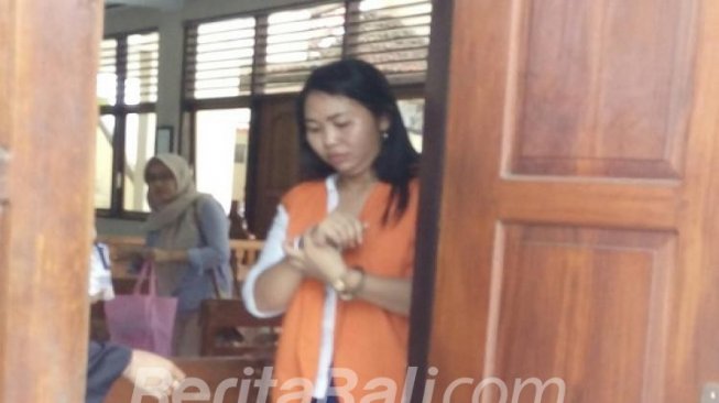 Ni Luh Sumita, terdakwa perempuan saat menjalani sidang. (Beritabali/istimewa).