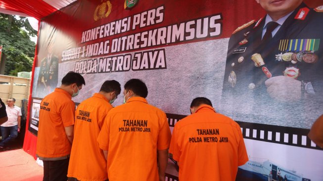 Tersangka dihadirkan saat rilis kasus penyelundupan dan barang ilegal di halaman Ditkrimsus Polda Metro Jaya, Jakarta, Rabu (14/8). [Suara.com/Arya Manggala]  