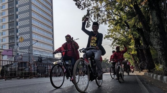 Anggota DPRD Solo Antonius Yugo Prabowo naik sepeda menuju gedung DPRD naik sepeda ontel. (Suara.com/Ari Purnomo).