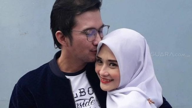 Mandala Shoji bersama istri, Maridha Deanova Safriana. [Yuliani/Suara.com]