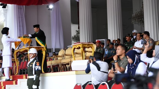 Presiden Joko Widodo (tengah) didampingi Panglima TNI Marsekal TNI Hadi Tjahjanto (kiri) dan Kapolri Jenderal Pol Tito Karnavian menyaksikan gladi bersih Upacara Peringatan Detik-detik Proklamasi 17 Agustus di halaman Istana Merdeka, Jakarta, Kamis (15/8). [ANTARA FOTO/Wahyu Putro]