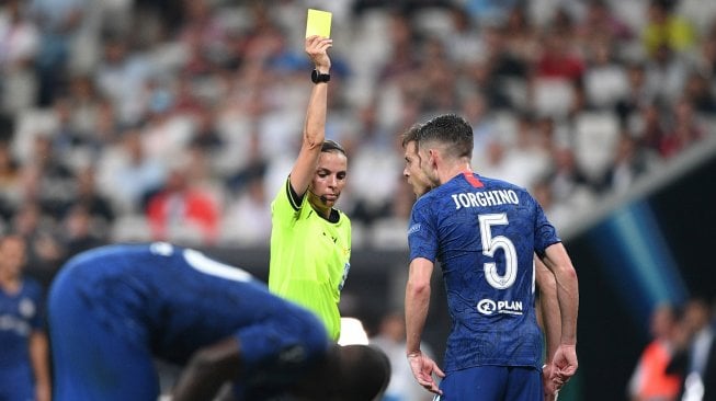 Wasit Stephanie Frappart saat memimpin pertandingan sepak bola Piala Super Eropa 2019 antara Liverpool melawan Chelsea di Stadion Besiktas Park, Istanbul, Turki, Kamis (15/8) dini hari WIB. [Bulent Kilic / AFP]