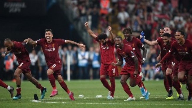 Para pemain Liverpool merayakan kemenangan atas Chelsea di Piala Super Eropa lewat adu penalti di Besiktas Park Stadium in Istanbul. Bulent Kilic / AFP