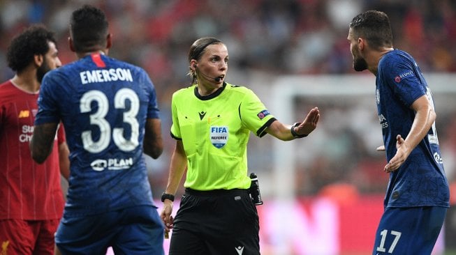 Wasit Stephanie Frappart saat memimpin pertandingan sepak bola Piala Super Eropa 2019 antara Liverpool melawan Chelsea di Stadion Besiktas Park, Istanbul, Turki, Kamis (15/8) dini hari WIB. [Bulent Kilic / AFP]