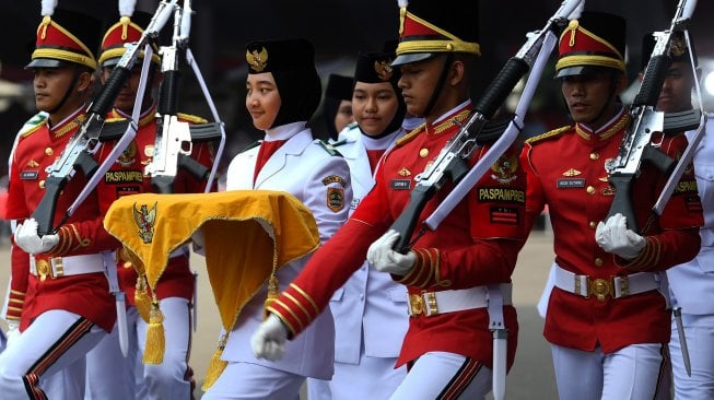 Pasukan Pengibar Bendera Pusaka (Paskibraka) mengikuti gladi bersih Upacara Peringatan Detik-detik Proklamasi 17 Agustus di halaman Istana Merdeka, Jakarta, Kamis (15/8). [ANTARA FOTO/Wahyu Putro A]